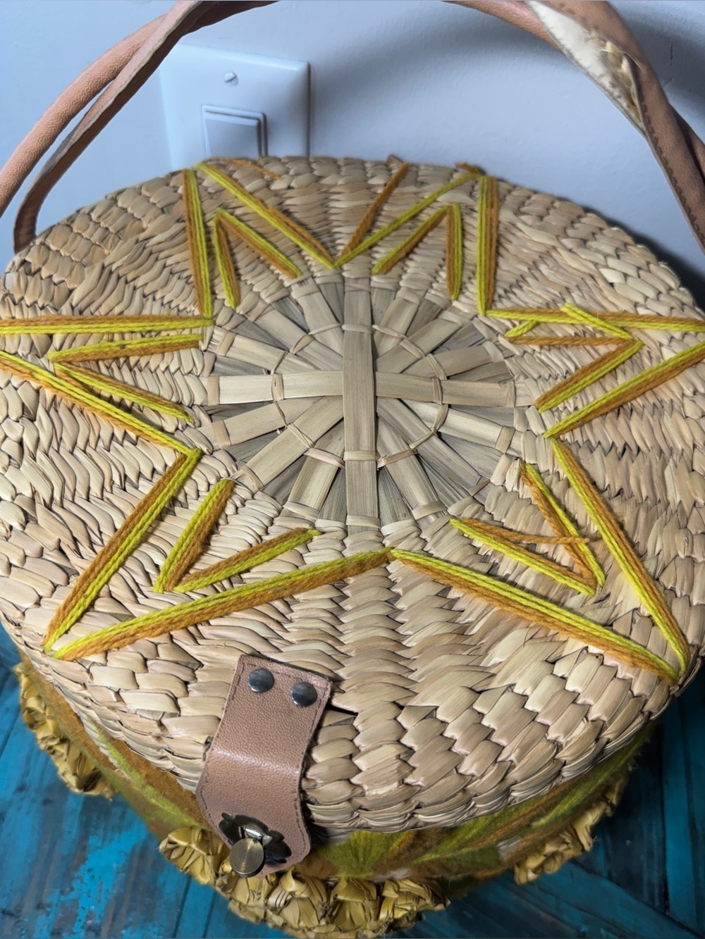 Vintage Raffia Basket Purse w/ Lid Floral Appliqué Boho Woven Straw Bag - Picture 6 of 15